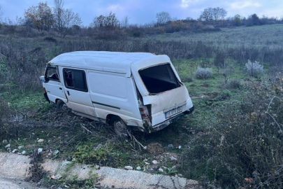 Bursa'da kontrolden çıkan minibüs şarampole yuvarlandı: 1 yaralı