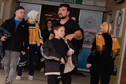 Baltayla  oynayan çocuğun parmağı kopma noktasına geldi