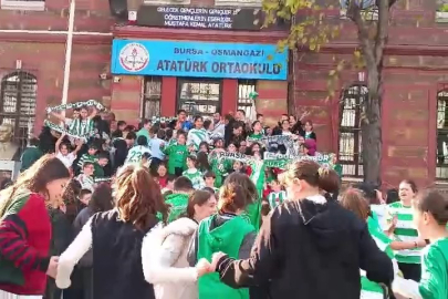 Bursa'da öğrenciler Bursaspor kıyafetleriyle okula geldi