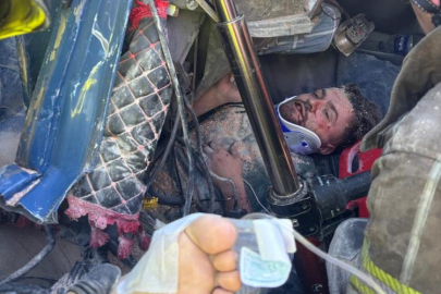 Bariyerlere saplanıp demir yığınına dönen kamyon kabininde can pazarı