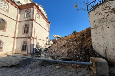 Bir İhbar 31 Canı Kurtardı: İstinat Duvarı Cami ve Kur’an Kursunun Üzerine Yıkıldı