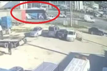 Yürekler ağza geldi, yolcu otobüsü otomobili metrelerce savurdu