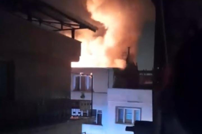 Bursa'da çatı yangını mahalleyi ayağa kaldırdı