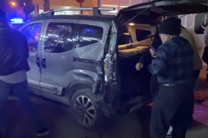 Alkollü sürücü kamyonet ile 3 araca çarptı