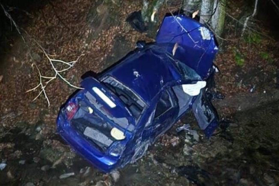 Uçurumdan yuvarlanan otomobilden 3 kişi sağ çıktı