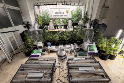 Evini uyuşturucu imalathanesine çevirdi, jandarma operasyonuyla yakalandı