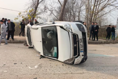 Hafif ticari araçlar çarpıştı: 3'ü çocuk 7 yaralı
