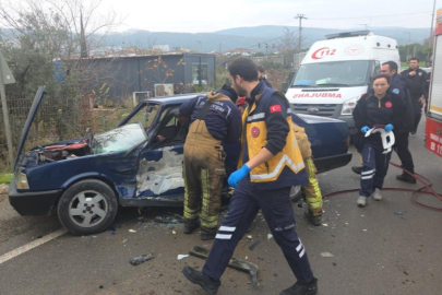 Kamyonet ters yönden gelen  otomobile çarptı