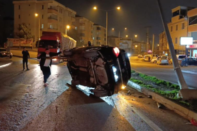 Kontrolden çıkan otomobil önce takla attı sonra direğe çaptı: 3 kişi yaralandı