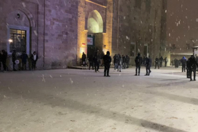 Bursa’da yılın ilk sabah namazı kar altında Ulucami’de kılındı