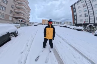 Bursa'da işe kayakla gitti