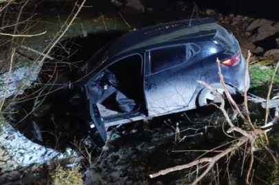 Otomobil dereye uçtu, sürücü yaralandı