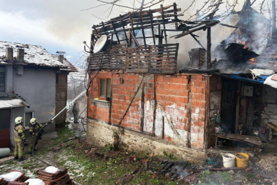 Bursa'da ev yangını: çatı kullanılamaz hale geldi