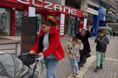 Bursa'da fırtına uçurdu...Yolda yürümekte güçlük çektiler