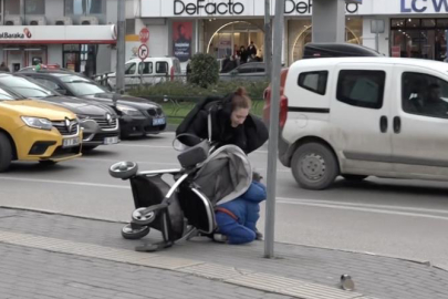Bebek arabası lodosla birlikte sürüklenerek devrildi