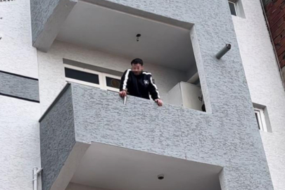 Teslim olmamak için kendini balkona kilitledi