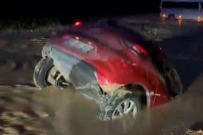 Otomobil bataklığa saplandı, sürücü son anda kurtuldu