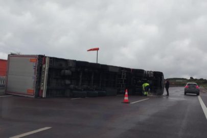 Bursa'da kuvvetli fırtına TIR devirdi