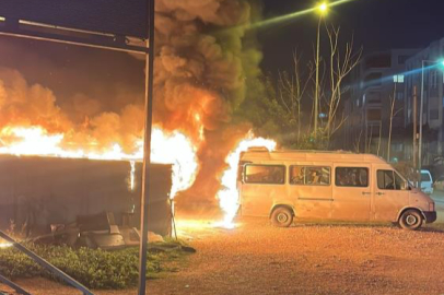 Bursa korkutan yangın: Baraka ve minibüs alev topuna döndü