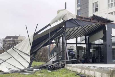 Fırtına çatıları uçurdu, karavanları devirdi