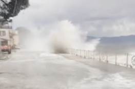 Fırtına sebebiyle kara ile deniz birleşti, tekneler battı