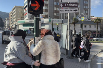 Bursa'da lodos zor anlar yaşattı: trafik lambasına tutundular
