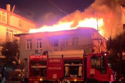 Bursa'da iki katlı evin çatısı alevlere teslim oldu