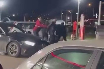 Akaryakıt istasyonunu boks ringine çevirdiler