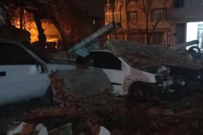 Bursa'yı lodos vurdu. duvar altında kalan 10 araç hasar gördü