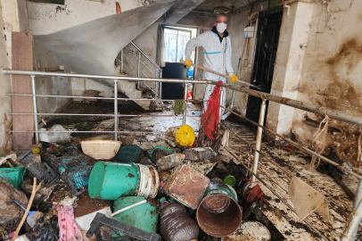 Bursa'da  iki katlı çöp evden 9 kamyon çöp çıktı