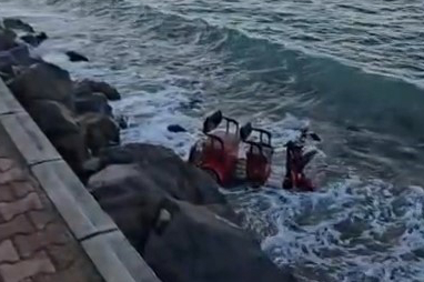 Elektrikli motosiklet denize uçtu