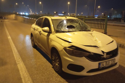 Bursa'da akıl almaz trafik kazası: Demir bariyerler araçların üzerine düştü