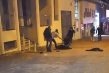 Sokak ortasında iki genç birbirini bıçakladı