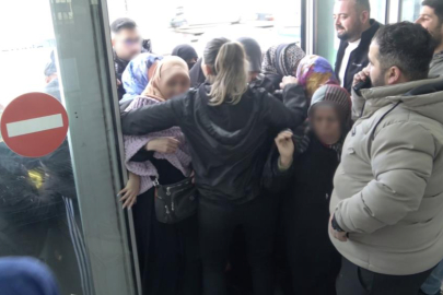 Bursa'da indirim izdihamı: 100 liralık alışveriş için dondurucu soğukta saatlerce beklediler