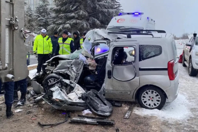 Park halindeki tıra çarptı! Karı-koca olay yerinde can verdi