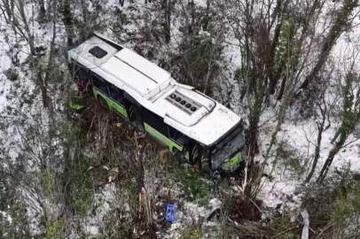 Yolcu otobüsü şarampole yuvarlandı, çok sayıda yaralı var