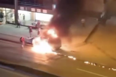 Bursa'da araç alev aldı, esnaf yangın tüpleriyle koştu