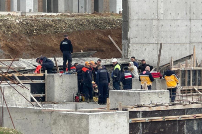Bursa'da tonlarca betonun altında kaldılar: 1 işçi öldü, 2'si sağ kurtarıldı