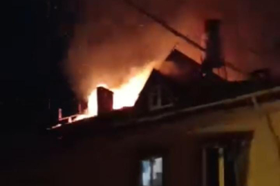 Bursa'da 3 katlı binanın çatısında yangın