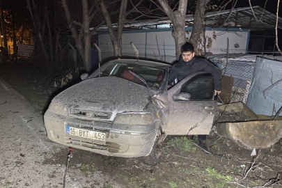 Bursa'da kontrolden çıkan otomobil ağaca çarptı: Çok sayıda yaralı var