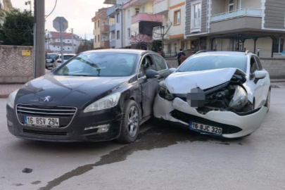 İnegöl'de otomobiller çarpıştı: 3 yaralı