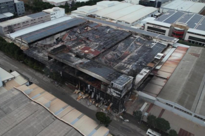Bursa'da gece alevlere teslim olan fabrika sabahın ilk ışıklarıyla havadan görüntülendi