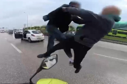 Bursa'da trafikte uçan tekmeli kavga