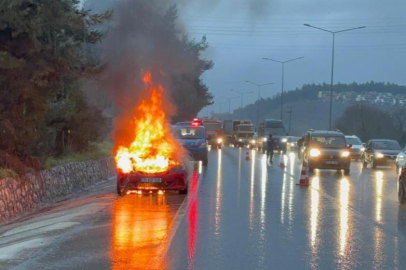 Motor arızası veren otomobil alev alev yandı