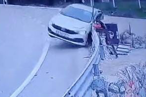 Uludağ yolunda kontrolden çıkan araç bariyerlere çarptı