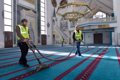 Bursa’daki camilerde Ramazan temizliği