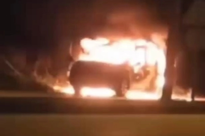 Seyir halindeyken alev alan otomobil kullanılmaz hale geldi