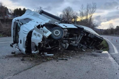 Bursa'da direksiyon hakimiyetini kaybeden tır kanala uçtu