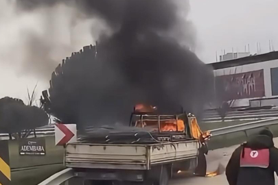 Bursa'da seyir halindeki kamyonet alev alev yandı