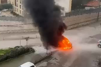 Bursa'da yanan araç art arda patladı, mahalleli panik yaşadı